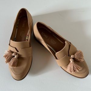 Toms Neutral Tan Leather Loafers With Tassels Size 6 EUC